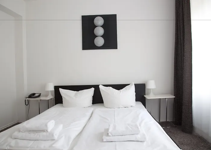 Mons Am Goetheplatz Otel 2*